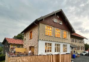 Nach Instandsetzung: Alte Schule Bühl wird als neues Dorfzentrum eröffnet