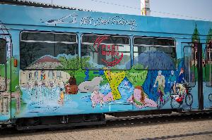 Wimmelbahn zeigt Vielfalt der städtischen Gesellschaften in Freiburg